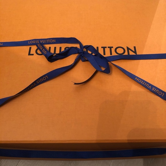 Louis Vuitton shopping bag, box, ribbon - Picture 4 of 5